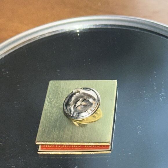 Vintage collectible Grand Marnier French Connection lapel pin - Picture 3 of 4